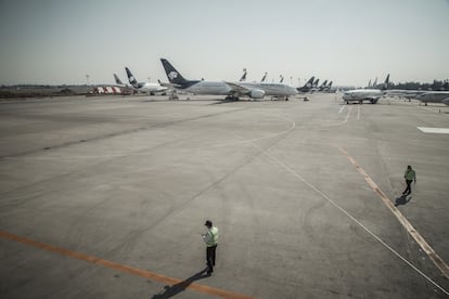 La pista del hangar de Aeroméxico, donde decenas de aviones permanecen estacionados durante la pandemia del coronavirus.