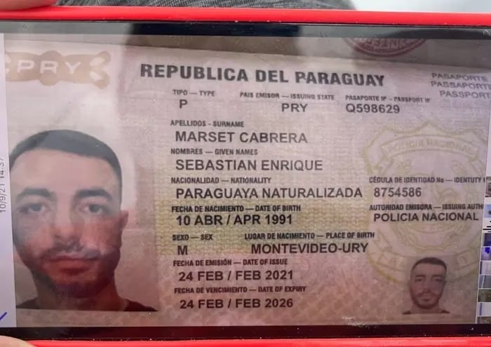 El pasaporte paraguayo falsificado.