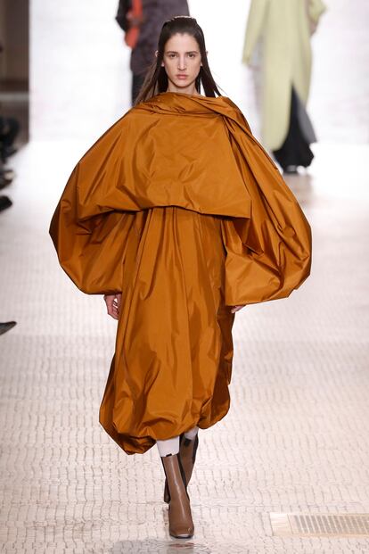 Una modelo en el desfile de Nina Ricci, en París, este viernes.