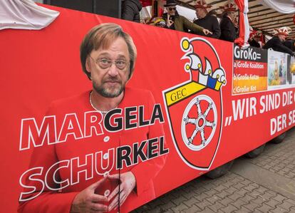 &quot;Margela Schurkel&quot;: un fotomontaje de Merkel y Schulz en un autob&uacute;s del carnaval.