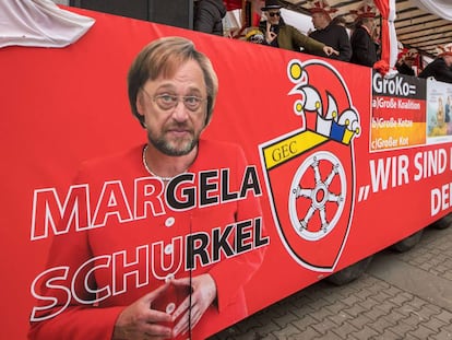 &quot;Margela Schurkel&quot;: un fotomontaje de Merkel y Schulz en un autob&uacute;s del carnaval.