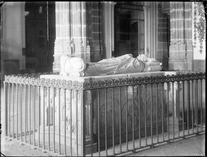 The tomb of Archbishop Carrillo Acuña, photographed in the 19th century by Jean Laurent.