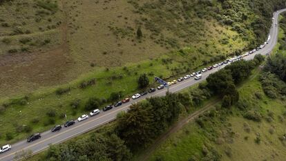 Fila de carros para poder ingresar a una gasolinera, en Pasto, el 23 de enero de 2023.