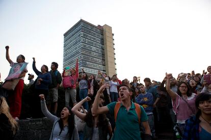 Estudiantes universitarios en el campus de la UNAM, en Ciudad de México.