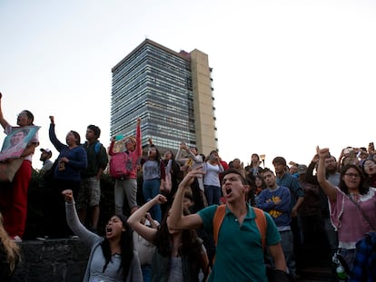 Estudiantes universitarios en el campus de la UNAM, en Ciudad de México.