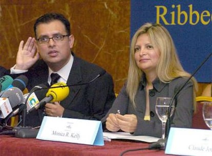 El abogado Manuel Von Ribbeck, con su socia Monica Kelly en la rueda de prensa que han dado hoy en Las Palmas de Gran Canaria para explicar los fundamentos de la demanda