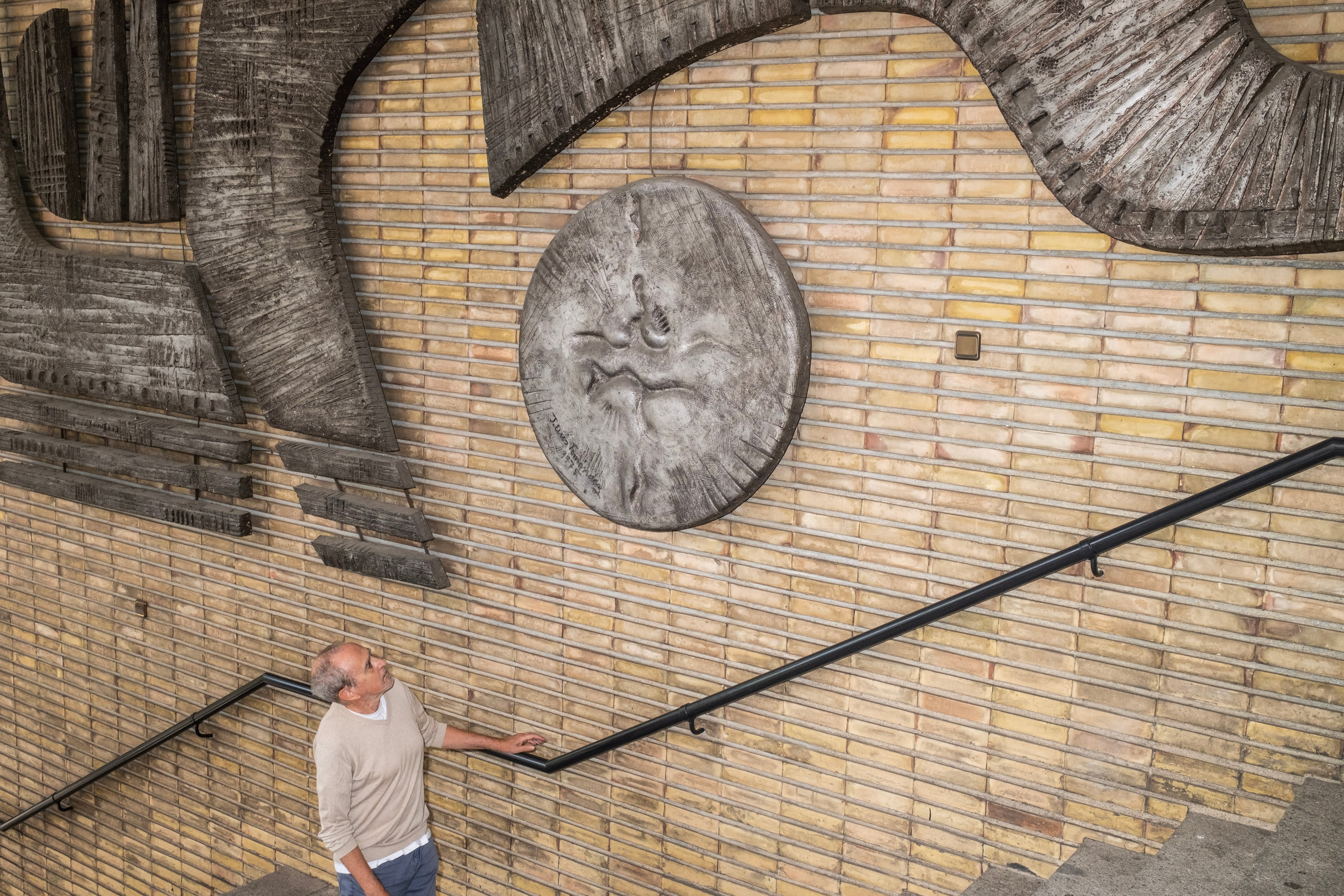 Mural psicodélico de 1975 de José Luis Fernández en el exterior de un portal de Castellana.
