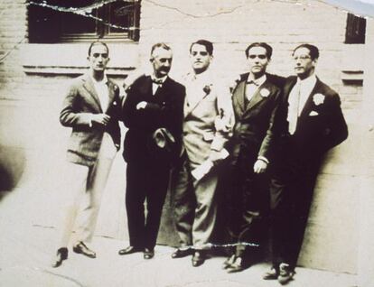 Salvador Dalí, José Moreno Villa, Luis Buñuel, Federico García Lorca y Juan Antonio Rubio Sacristán posan en la Residencia de Estudiantes.