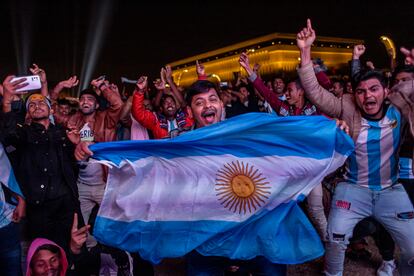 Aficionados de la selección argentina celebran la victoria contra Croacia, este martes en Qatar.