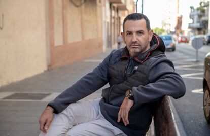Pedro Arquillo, uno de los afectados por las tarjetas 'revolving', en una calle de Linares (Jaén).