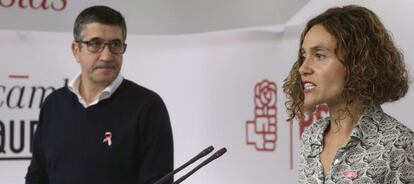 El secretario de Acción Política y Libertades del PSOE, Patxi López, y la secretaria de Estudios y Programas del PSOE, Meritxell Batet, durante la rueda de prensa que ofrecieron tras la Ejecutiva Federal del PSOE.