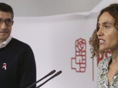 El secretario de Acci&oacute;n Pol&iacute;tica y Libertades del PSOE, Patxi L&oacute;pez, y la secretaria de Estudios y Programas del PSOE, Meritxell Batet, durante la rueda de prensa que ofrecieron tras la Ejecutiva Federal del PSOE. 