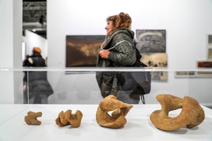 Esculturas de miga de pan de Agustín Ibarrola, expuestas en el espacio de la galería José de la Mano en Arco.