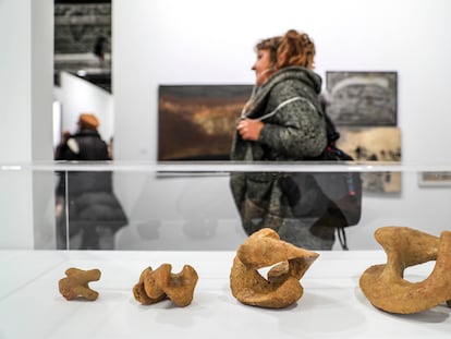 Esculturas de miga de pan de Agustín Ibarrola, expuestas en el espacio de la galería José de la Mano en Arco.