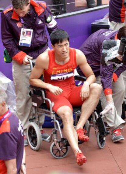 Liu Xiang, en silla de ruedas tras sufrir una caída en los 110m vallas.