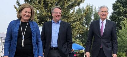 El presidente de la Reserva Federel (Fed) de EE UU, Jerome Powell (derecha), junto al presidente de la Fed de Nueva York, John Williams, y a la presidenta de la Fed de Kansas, Esther Georgeson, el viernes en Jackson Hole, Wyoming (Estados Unidos).