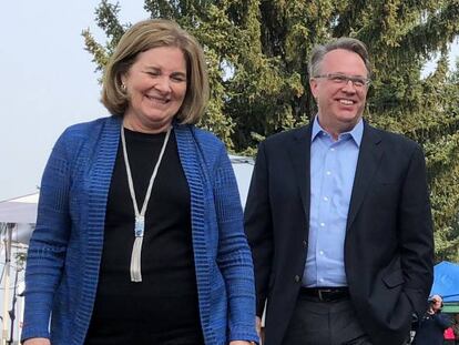 El presidente de la Reserva Federel (Fed) de EE UU, Jerome Powell (derecha), junto al presidente de la Fed de Nueva York, John Williams, y a la presidenta de la Fed de Kansas, Esther Georgeson, el viernes en Jackson Hole, Wyoming (Estados Unidos).