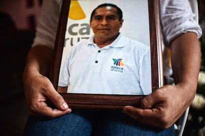La viuda de Manuel Torres, Elia González, sosteniendo una fotografía del periodista asesinado.