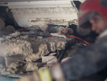 El cadáver de una persona permanece atrapado entre los escombros de un edificio en Moulay Brahim, cerca de Marraquech.