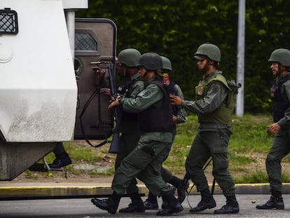 Agentes da Guarda Nacional durante protestos em Valência no domingo