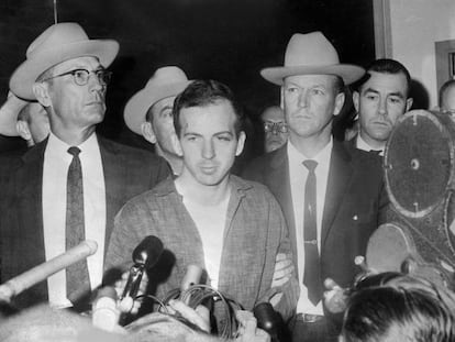 Oswald durnate una conferencia de prensa tras su arresto en Dallas