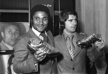 Eusébio posa junto com Gerd Müller durante a cerimônia de entrega da Chuteira de Ouro