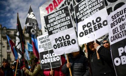 Grupos opositores a Macri protestan en Buenos Aires contra la política económica del Gobierno, el pasado 23 de agosto.