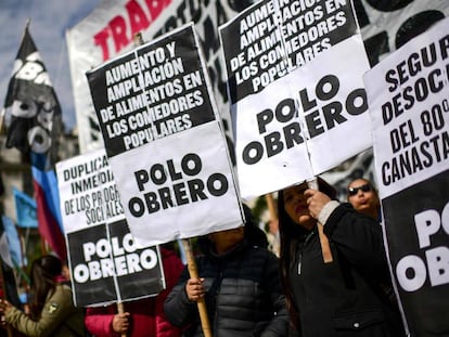 Grupos opositores a Macri protestan en Buenos Aires contra la política económica del Gobierno, el pasado 23 de agosto.
