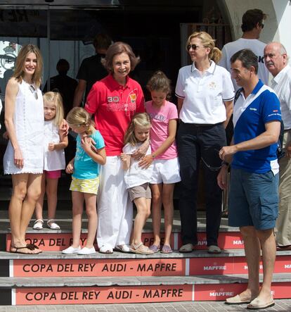 La reina Sofía, que llegó a Mallorca desde principio de semana, posa junto a sus nietos y los príncipes Felipe y Letizia en las escaleras del Club Náutico de Palma para los medios de comunicacion que esparaban su llegada.