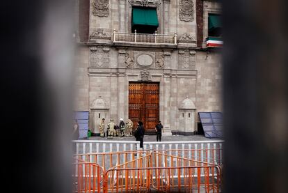 La puerta de Palacio Nacional observada desde una ranura en las barreras de seguridad que se instalaron para proteger el edificio.