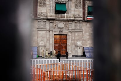 La puerta de Palacio Nacional observada desde una ranura en las barreras de seguridad que se instalaron para proteger el edificio.