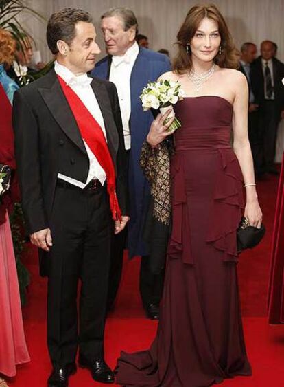 Nicolas Sarkozy y Carla Bruni, a su llegada anoche al banquete ofrecido por la alcaldía de Londres.