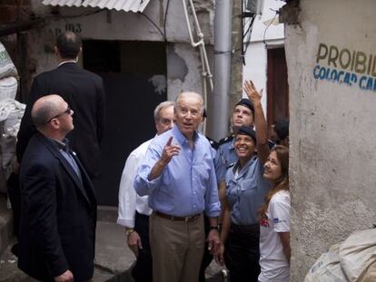 Biden, durante su visita a una favela en Río de Janeiro.