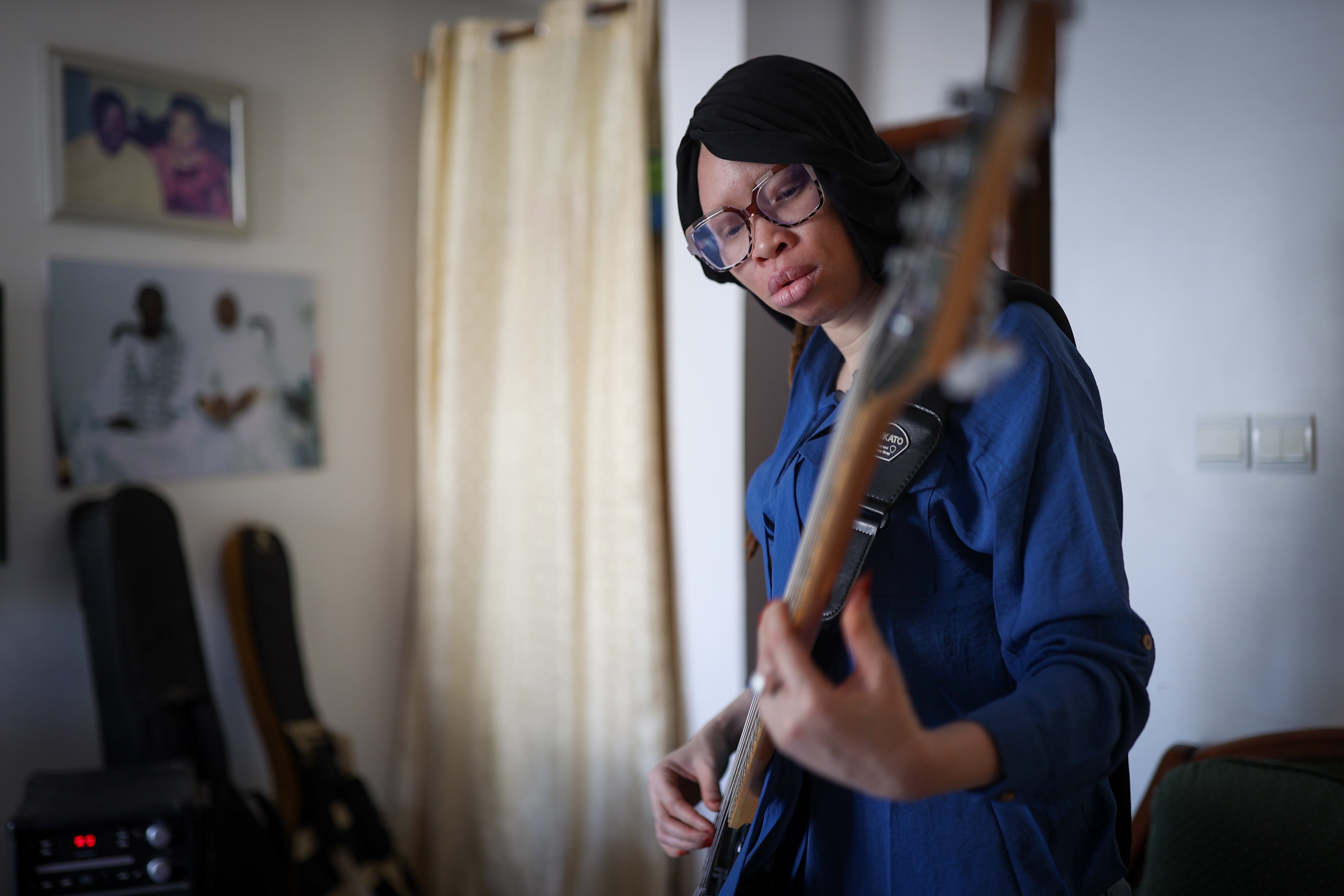 Maah Khoudia Keita: musicista senegalese albinista che denuncia la violenza di genere con il suo primo singolo