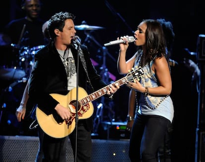 Alejandro Sanz y Alicia Keys en los Grammy Latinos de 2009 cantando 'Looking for paradise', tema que compusieron juntos.