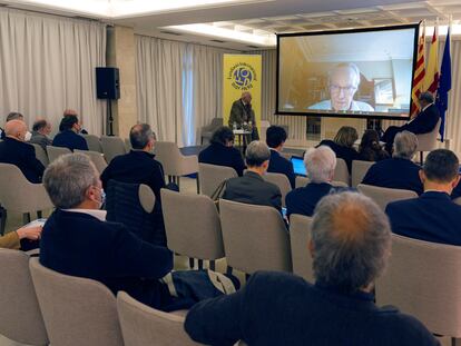 el exministro español Josep Piqué interviene por videoconferencia en el Seminario sobre Geopolítica que organiza ESADE junto a la Fundación Olof Palme. /DAVID BORRAT