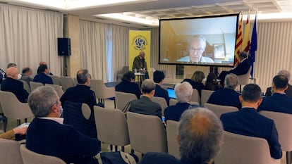 el exministro español Josep Piqué interviene por videoconferencia en el Seminario sobre Geopolítica que organiza ESADE junto a la Fundación Olof Palme. /DAVID BORRAT