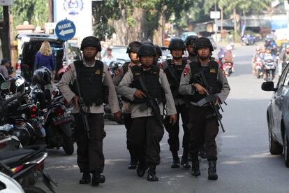 Agentes de policía de Indonesia a las afueras de la cárcel de máxima seguridad en Depok, este 8 de mayo. 
 