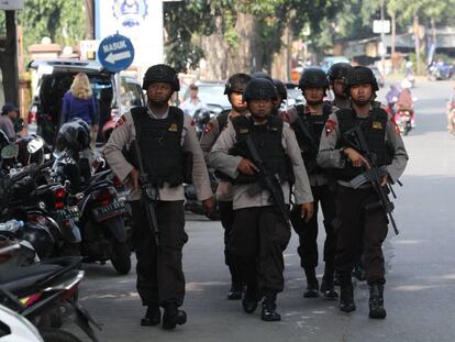 Agentes de policía de Indonesia a las afueras de la cárcel de máxima seguridad en Depok, este 8 de mayo. 
 