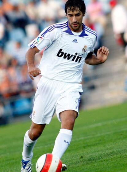 Raúl, durante un partido con el Real Madrid