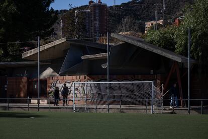 Campo de futbol de las instalaciones deportivas Vall d Hebron, junto al edificio Miralles.