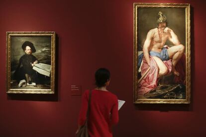 Una mujer observa 'El bufón don Diego de Acedo, el Primo' y 'Marte', de Velázquez, en la exposición en Berlín.
