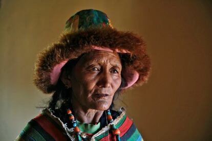 Yangchan, ama de casa, posa para una fotografía en Choklamsar, un pueblo enclavado en lo alto en el Himalaya Indio.