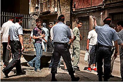 Cordón de los <i>mossos</i> ante los juzgados de Manresa para impedir el contacto entre un grupo de inmigrantes y los familiares de los detenidos.