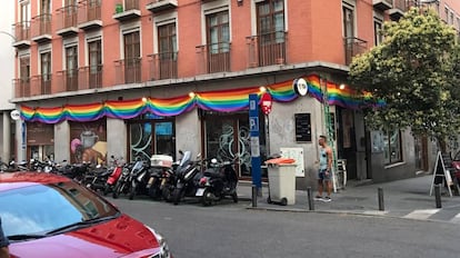 Fachada de la Cafeter&iacute;a Noma con la bandera en Chueca. 