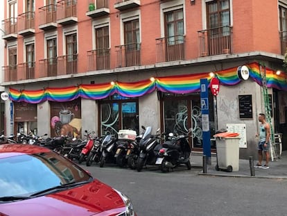 Fachada de la Cafeter&iacute;a Noma con la bandera en Chueca. 