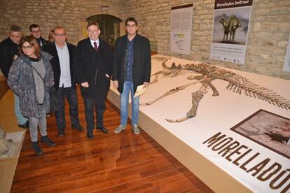 El presidente de la Generalitat,Ximo Puig, con corbata, en la presentación del dinosauro Morelladon beltrani en Morella.