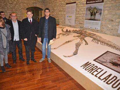 El presidente de la Generalitat,Ximo Puig, con corbata, en la presentaci&oacute;n del dinosauro Morelladon beltrani en Morella.