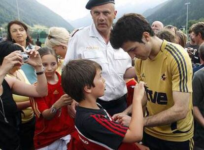 Cesc firma la camiseta a uno de los niños austriacos en el entrenamiento de ayer.