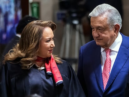 La ministra Yasmín Esquivel y el presidente Andrés Manuel López Obrador, durante un acto en la Suprema Corte, en diciembre de 2022.